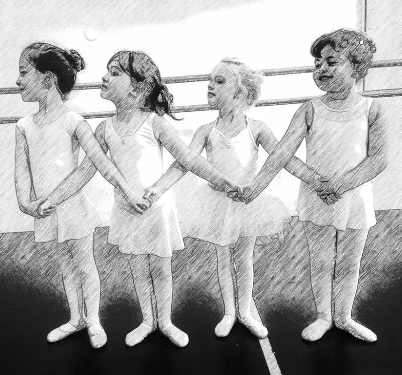 Croquis noir et blanc de quatre petites élèves de ballet se tenant la main en rang devant la barre