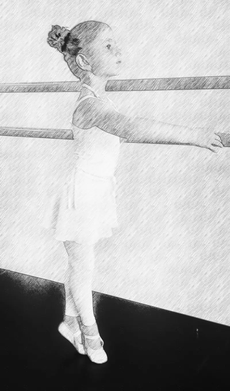 Croquis noir et blanc d’une petite élève de ballet de profil, sur demi-pointes, bras tendus vers la barre