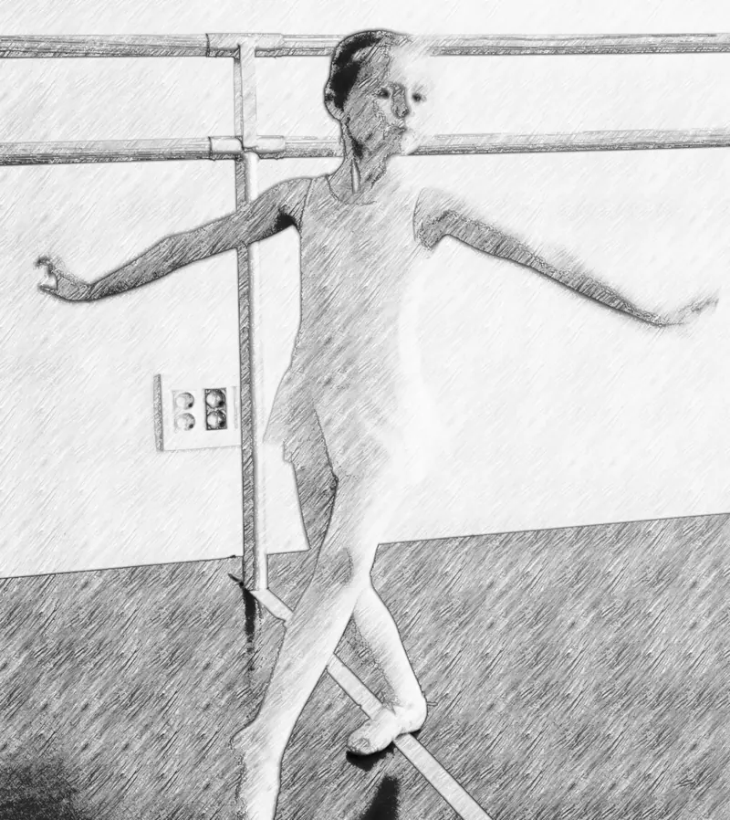Croquis noir et blanc d’une élève de ballet en justaucorps croisant un pied, bras ouverts, près de la barre