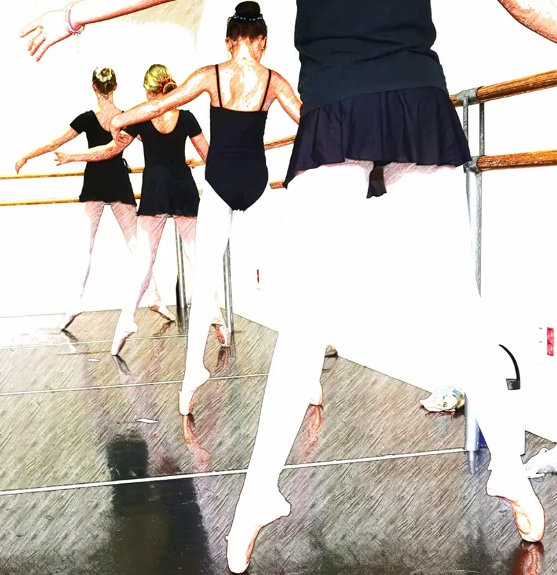 Élèves en justaucorps noirs et collants blancs montées sur pointes à la barre, vues de dos, filtre effet croquis