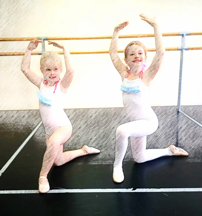 Deux jeunes élèves de ballet, un genou à terre et bras levés au-dessus de la tête devant la barre, filtre effet croquis