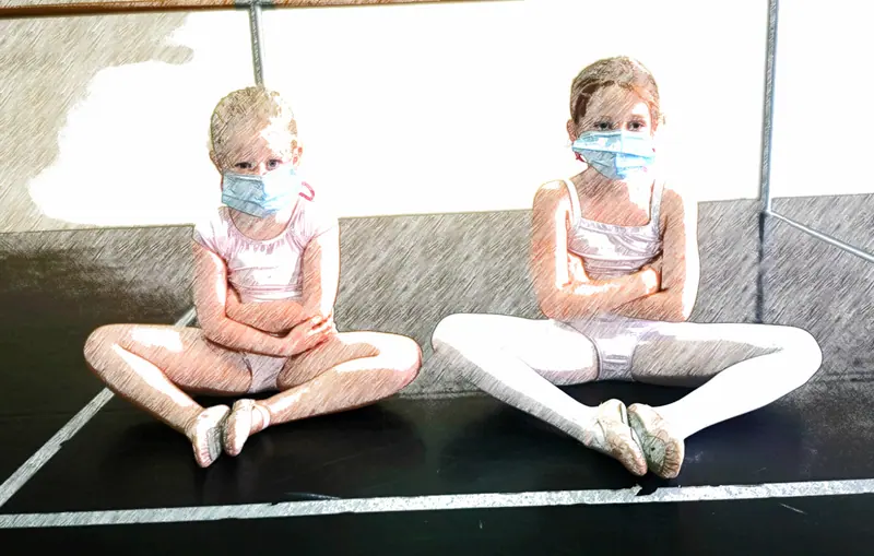 Deux petites élèves de ballet masquées en justaucorps clairs, assises au sol bras croisés, avec un filtre effet croquis