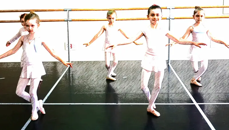 Jeunes élèves de ballet en justaucorps et jupettes clairs avancent bras ouverts dans un studio lumineux, filtre croquis