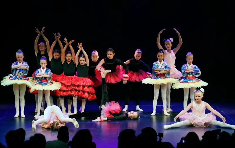 Un groupe mêlant hauts kimono, tutus rouges façon flamenco et tutus de dentelle rose tient la pose finale, certaines au sol